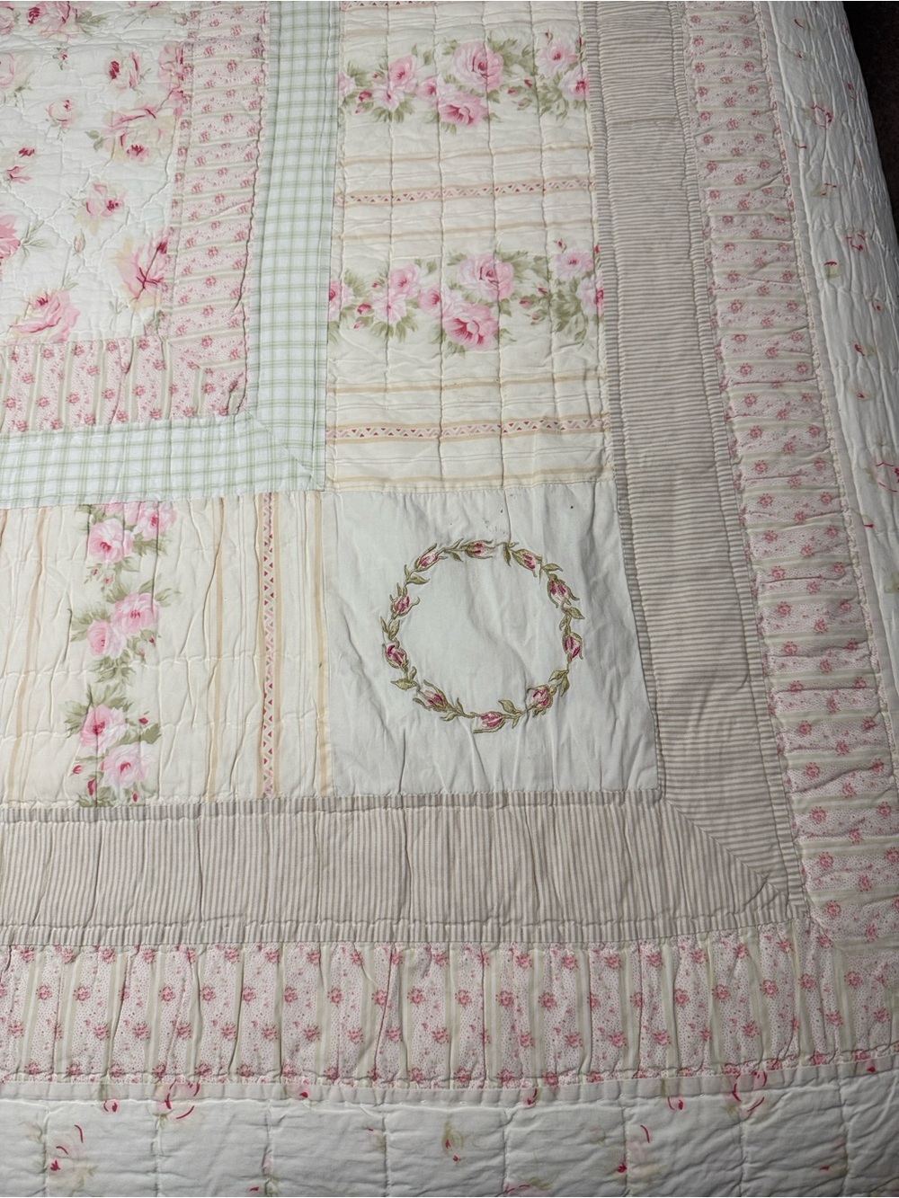Vintage-style shabby chic pink & green floral rose patchwork quilt. full/queen - Picture 3 of 13